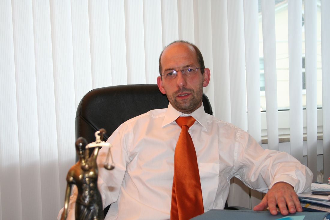 Rechtsanwalt Joachim Schindler an seinem Schreibtisch in der Kanzlei in Solingen